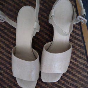 Everlane double-strap leather sandal, Size 8, faint pebble pattern rose/cream